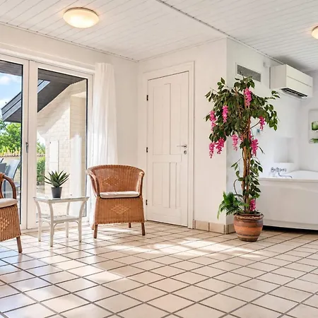 12 Person In * Oksbøl