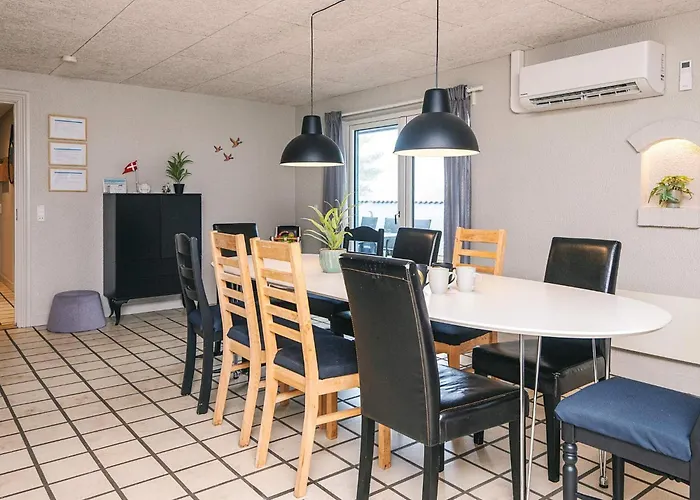 12 Person In Oksbøl